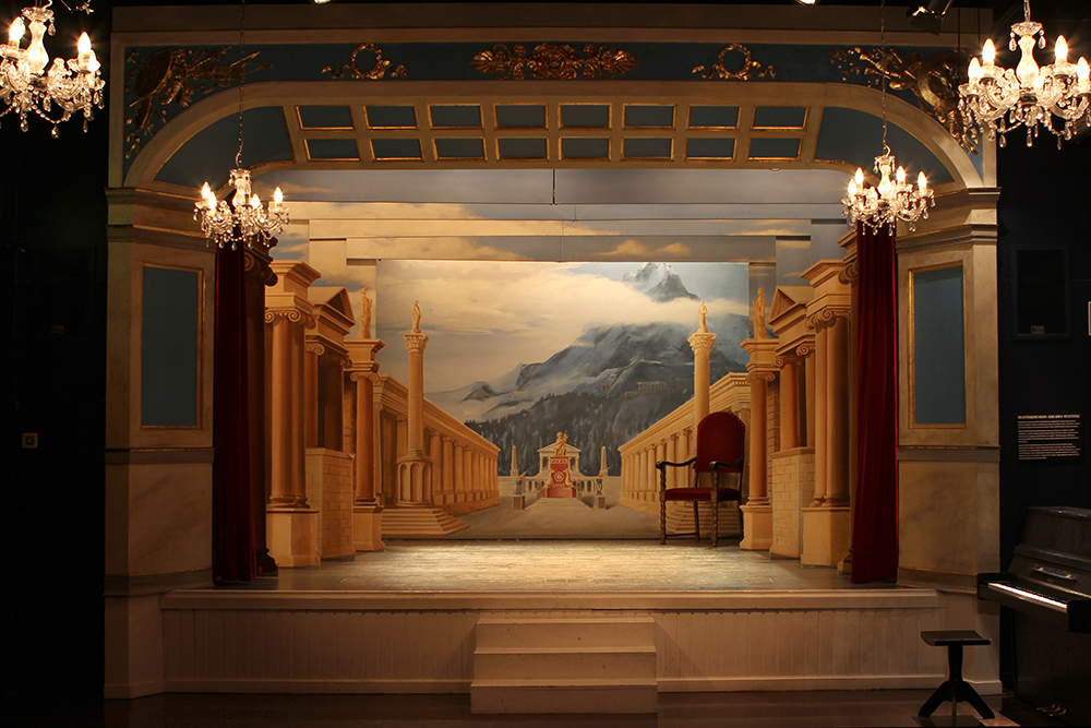 Arkadia näyttämö tyhjänä